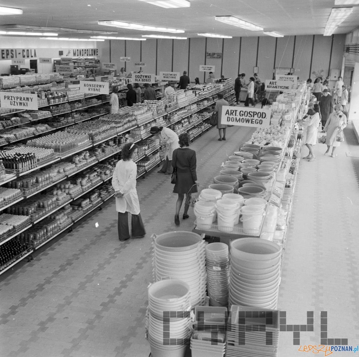 Nowy SAM - samoobsługowy sklep spożyuwczy na Ratajach - 25.05.1975  Foto: Stanisław Wiktor / Cyryl