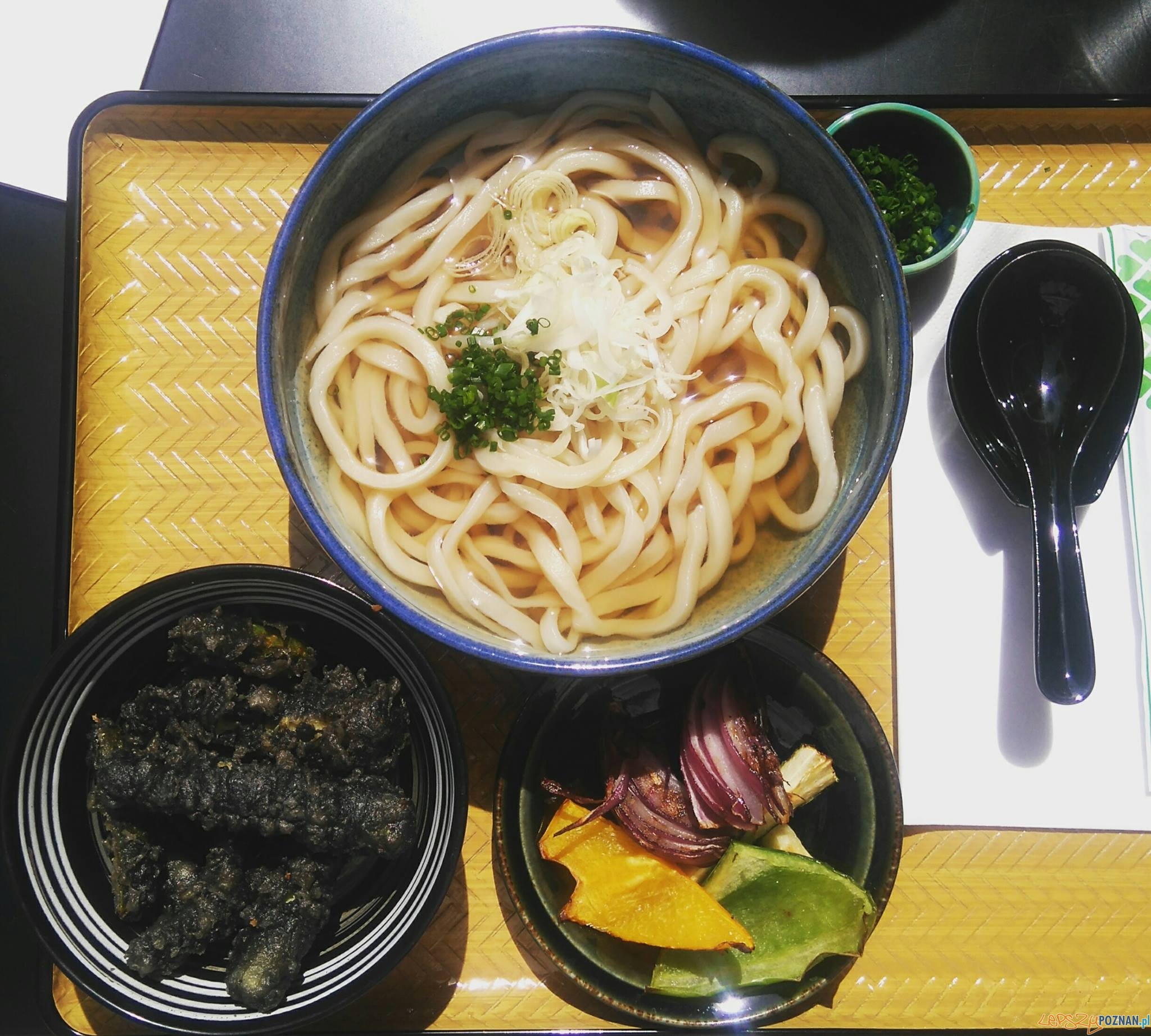 Zen On - Kake udon z bulionem rybnym z czarną tempurą i grillowanymi warzywami  Foto: lepszyPOZNAN.pl / Ewellina Jaśkowiak