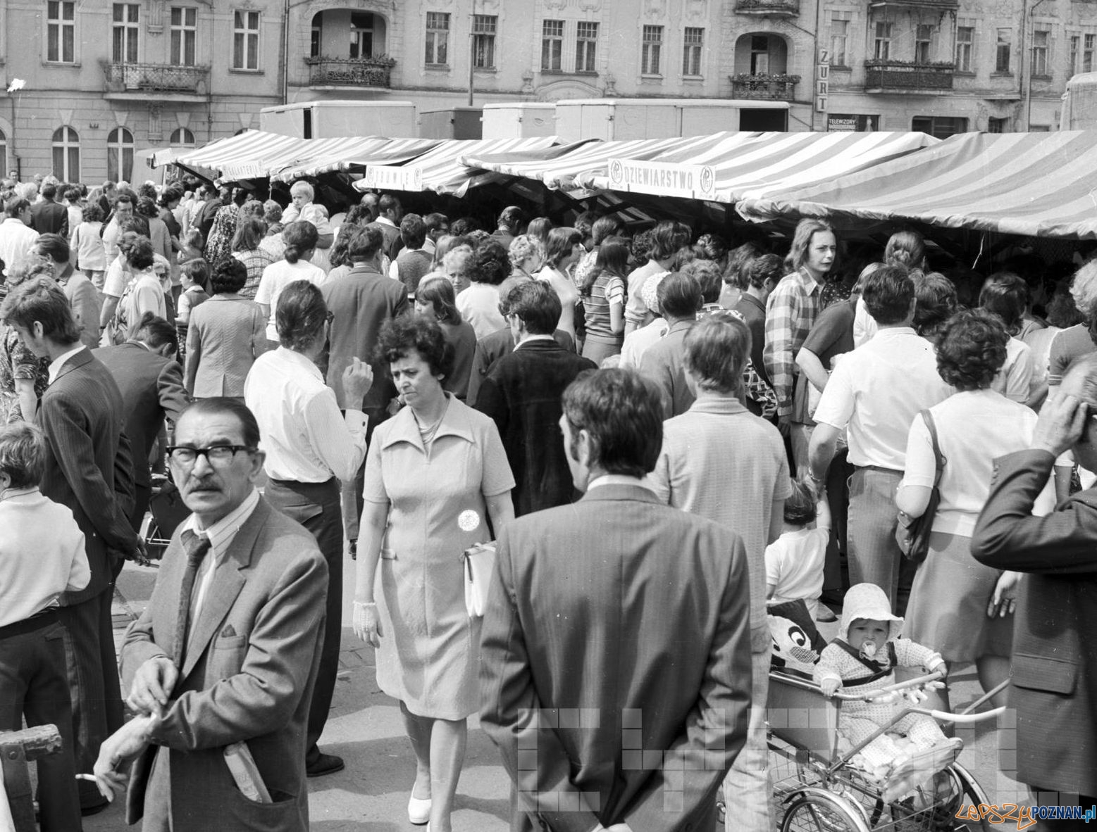 Rynek Jeżycki - kiermasz 30.06.1974  Foto: Stanisław Wiktor /Cyryl