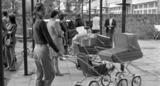 Punkt sprzedaży wózkow dziecięcych - 3-4 czerwca 1978  Foto: Stanisław Wiktor /Cyryl