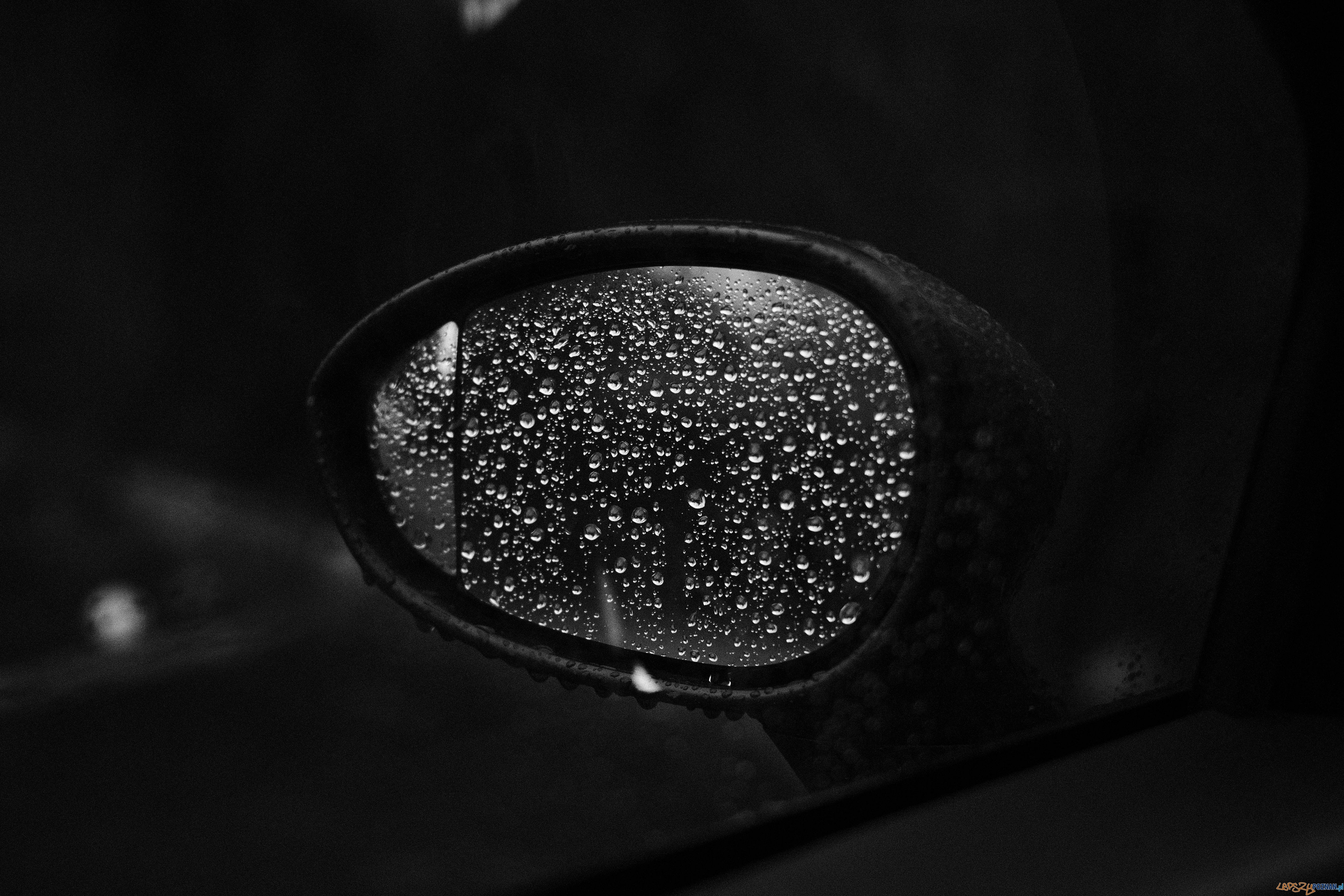 lusterko samochodowe, deszcz, noc  Foto: Michael Mroczek