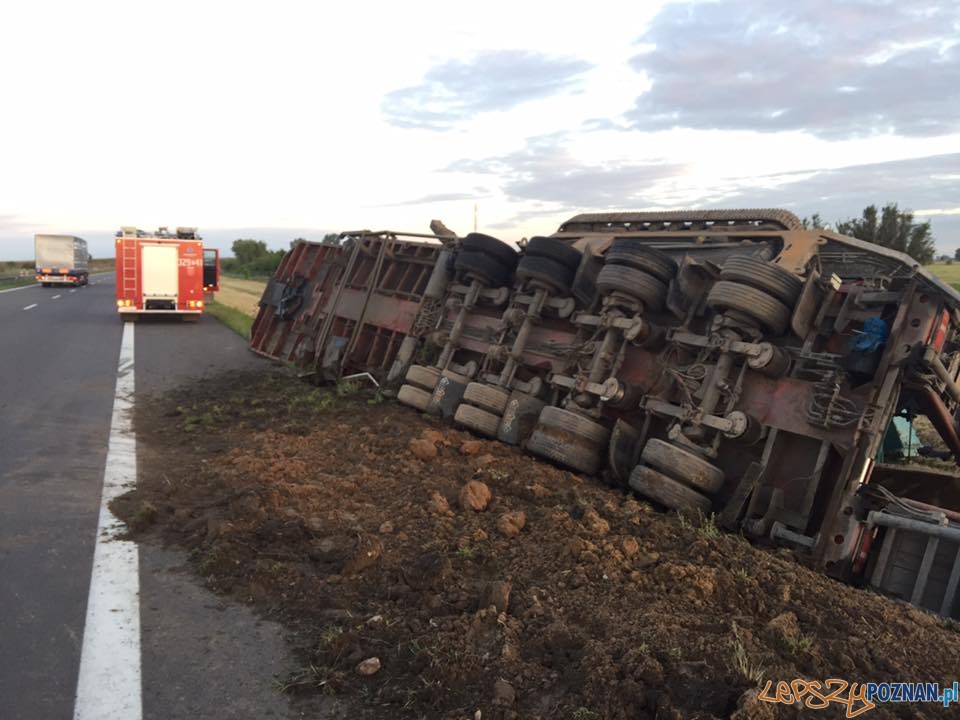 Ciężarówka wypadła z A2  Foto: OSP Kleszczewo