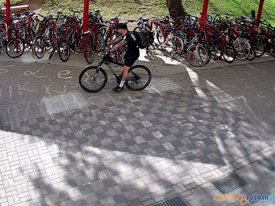 Poszukiwany złodziej i rower!  Foto: monitoring