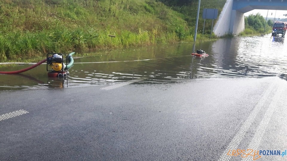 Wypompowywanie wody z zalanej drogi w Złotkowie  Foto: OSP Golęczewo