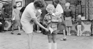 Stary Rynek - kiermasz szkolny 16.08.1975  Foto: Stanisław Wiktor / Cyryl