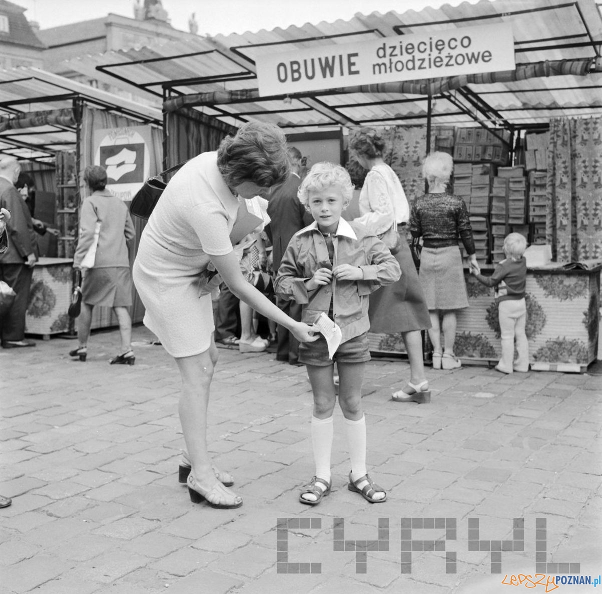 Stary Rynek - kiermasz szkolny 16.08.1975  Foto: Stanisław Wiktor / Cyryl