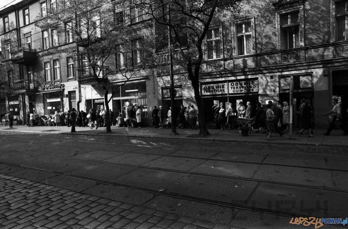 Kolejka na Kraszewskiego 1981 r.  Foto: Stanisław Wiktor / Cyryl