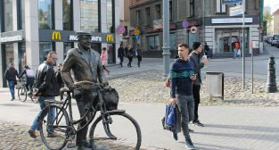 Stary Marych nieporządek wokól pomnika (3)  Foto: T. Dworek / ROSM