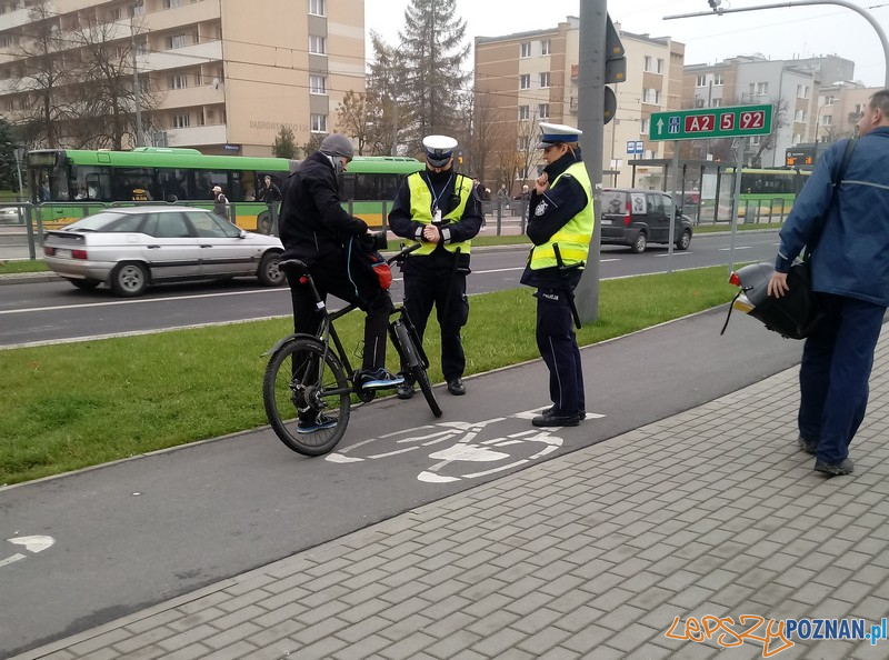 Policjanci edukują upominając i przypominając  Foto: KMP w Poznaniu