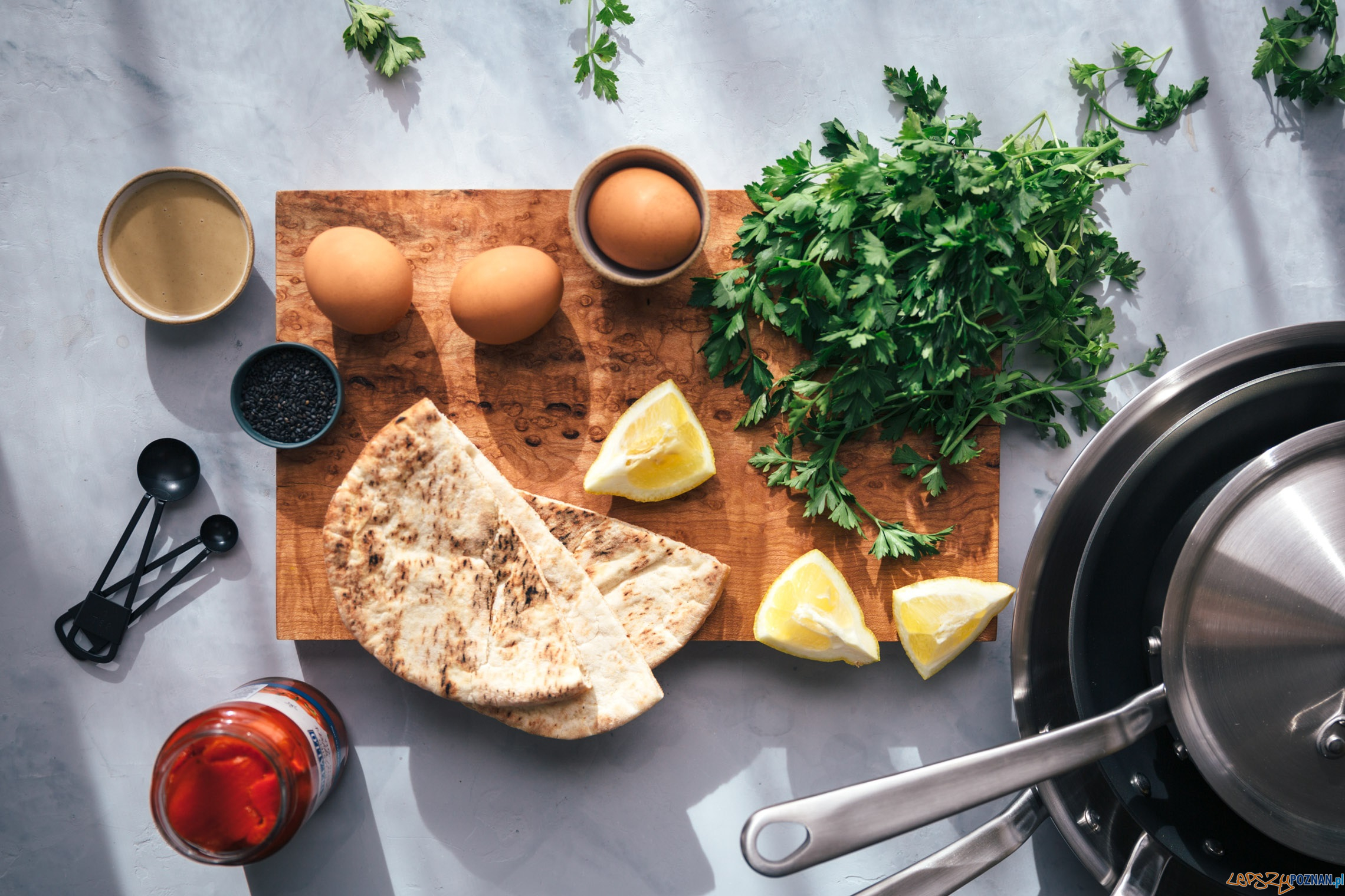 sadzone jajka z zielonymi tahini i pitą  Foto: vegetarianventures.com / Shelly