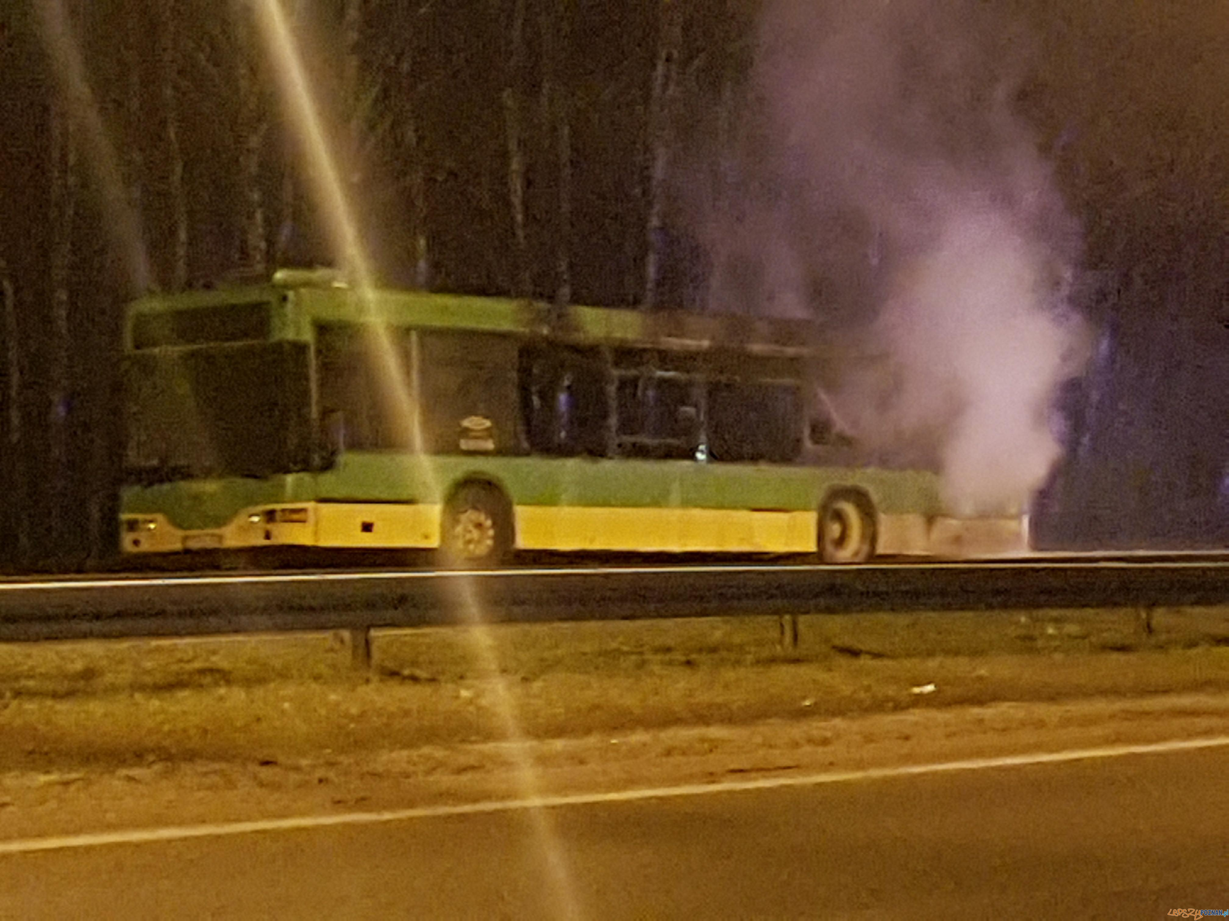 Pożar autobusu na ul. Warszawskiej  Foto: facebook Poznań Antoninek / Rafał