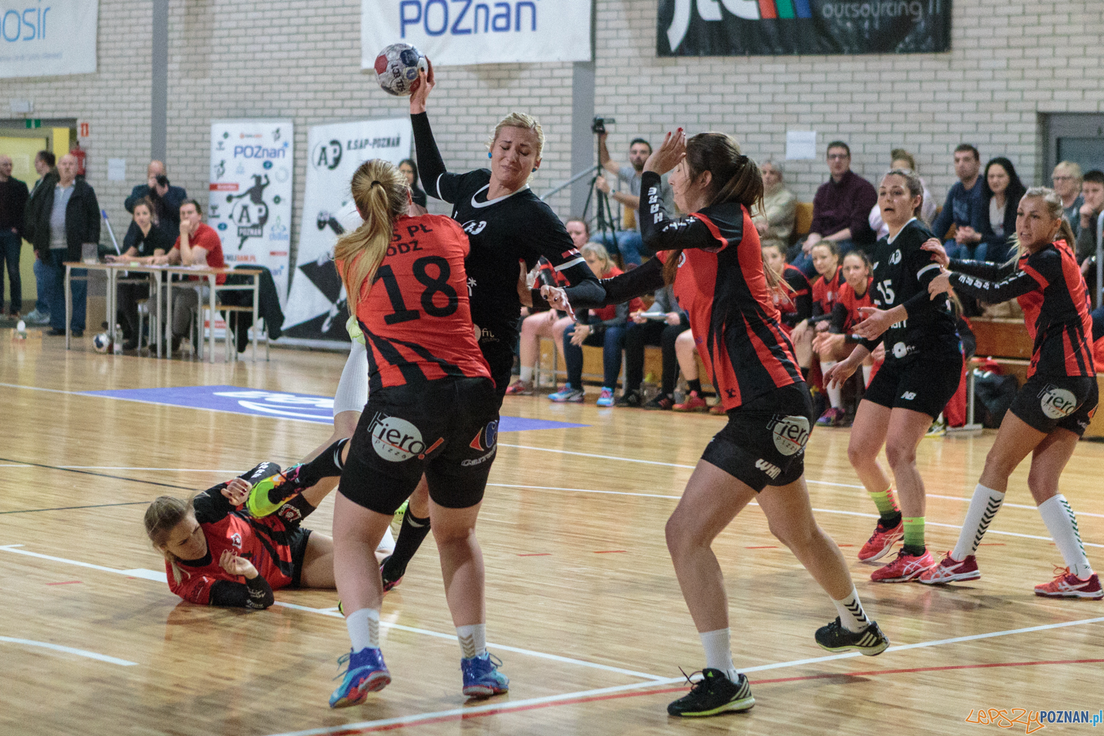 KS AP Poznań vs ChKS PŁ Łódź 28:22 (16:10) - Poznań 10.02.  Foto: LepszyPOZNAN.pl / Paweł Rychter