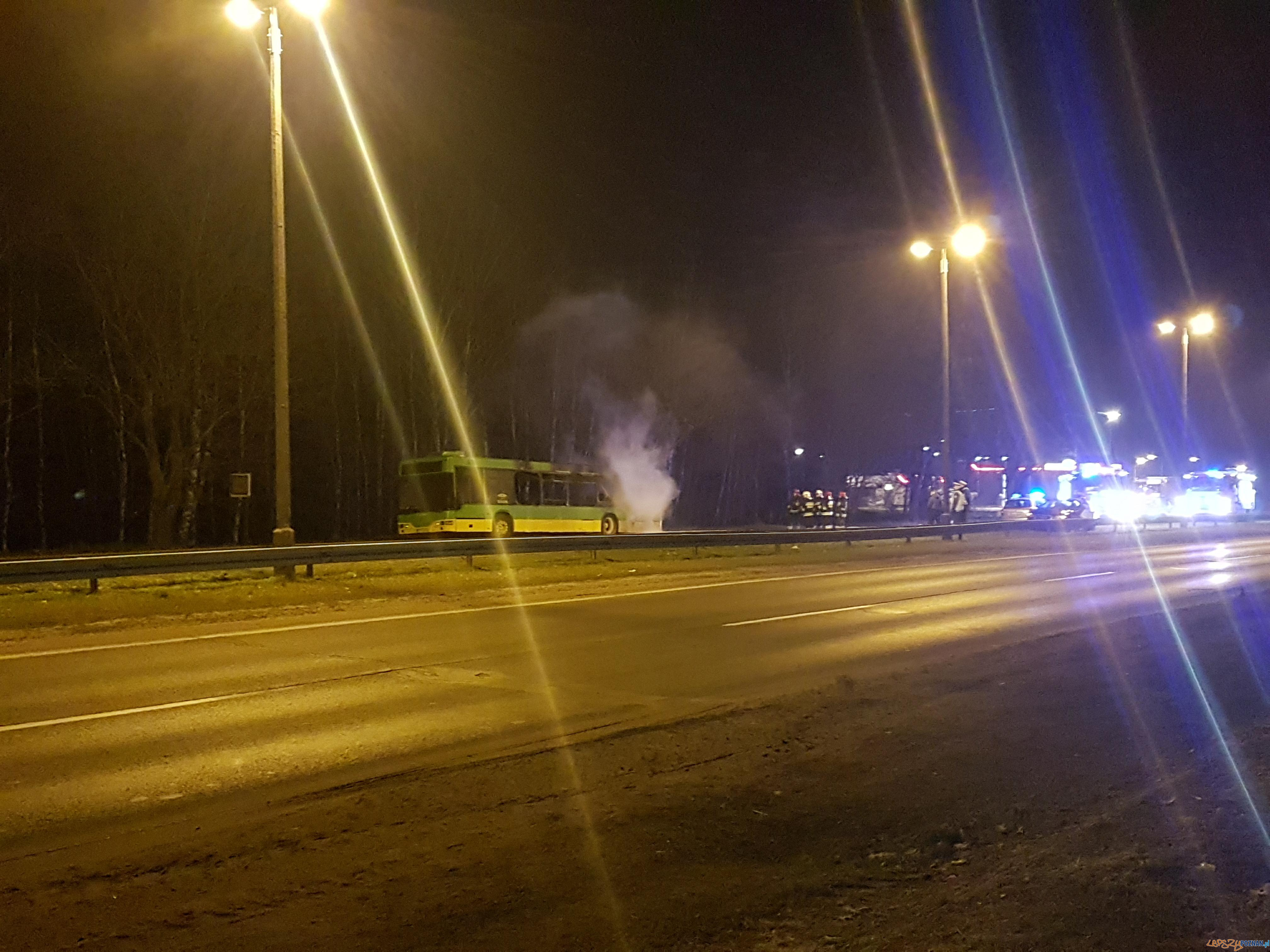 Pożar autobusu na ul. Warszawskiej  Foto: facebook Poznań Antoninek / Rafał