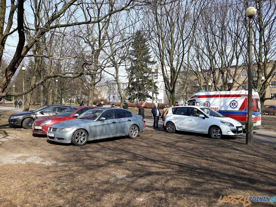 Arena - nielegalne parkowanie  Foto: Chcemy Strefy Płatnego Parkowania na Łazarzu / facebook