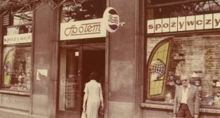 Sklep spożywczy - Plac Wolności 1989 r.  Foto: PSS Społem / Cyryl