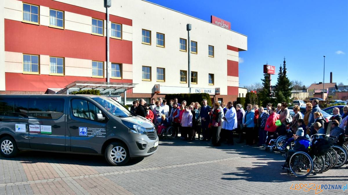 Samochód dla Stowarzyszenia Przyjaciół Dzieci Specjalnej Troski  Foto: UMiG Swarzędz / T. Rybarczyk