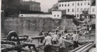 Budowa tymczasowego mostu w okolicach Chwaliszewa 1939 Foto: fotopolska Budowa tymczasowego mostu w okolicach Chwaliszewa 1939 Foto: fotopolska