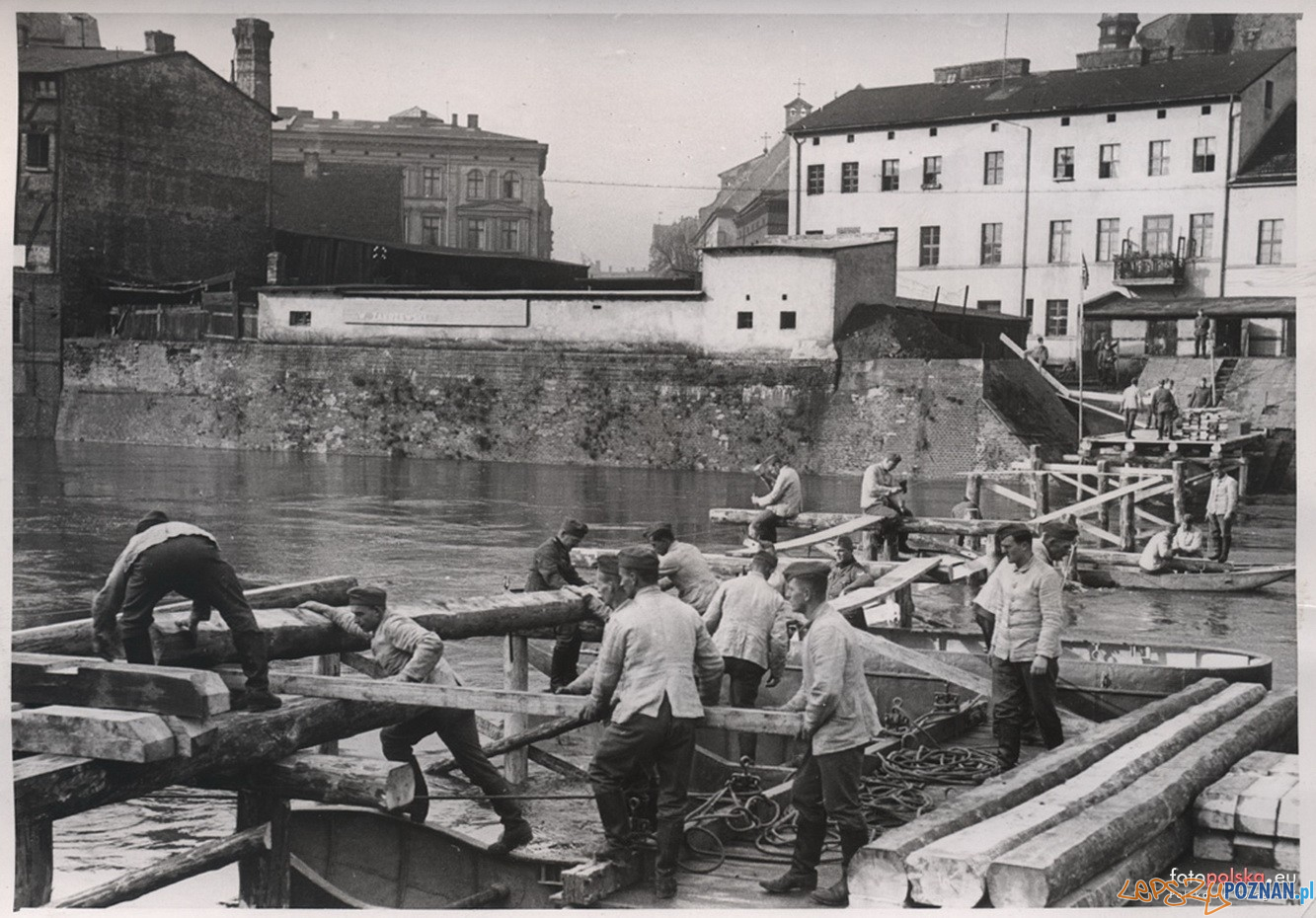 Budowa tymczasowego mostu w okolicach Chwaliszewa 1939  Foto: fotopolska