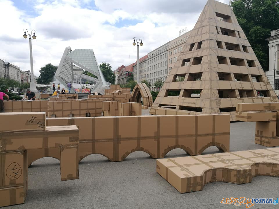 Budowa kartonowej wieży Zamku Gargamela  Foto: Stowarzyszenie Plac Wolności 