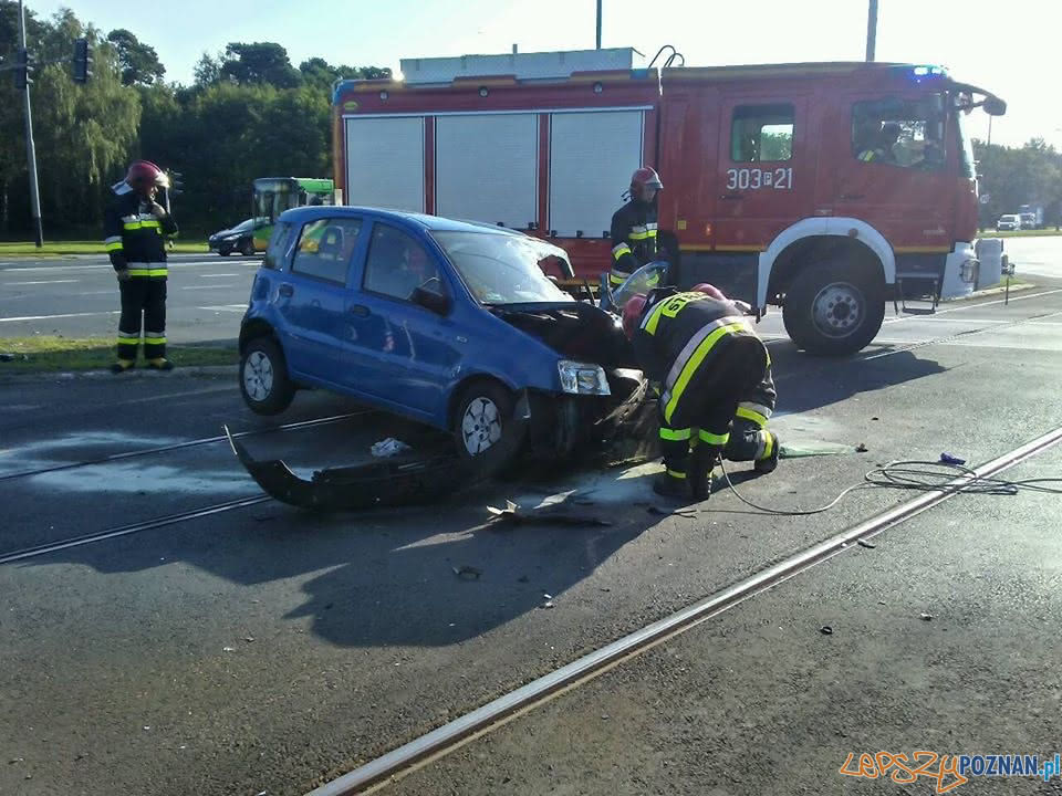 Samochód uderzył w słup trakcyjny - ul. Warszawska  Foto: Pomoc Drogowa Car Center