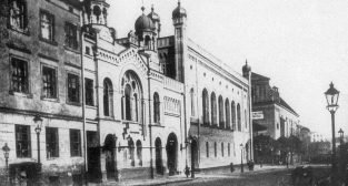 Synagoga Stowarzyszenia Dobroczynności przy Dominikańskiej 7 (bliżej) oraz Synagoga Temple  Foto: 