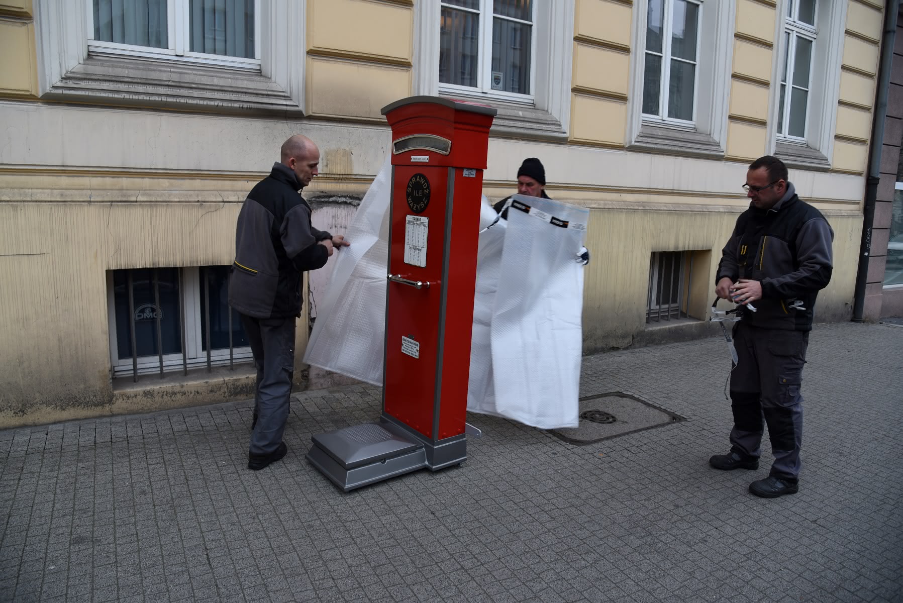 Zabytkowa waga na Alejach Marcinkowskiego  Foto: R. Bączkowski / UMP