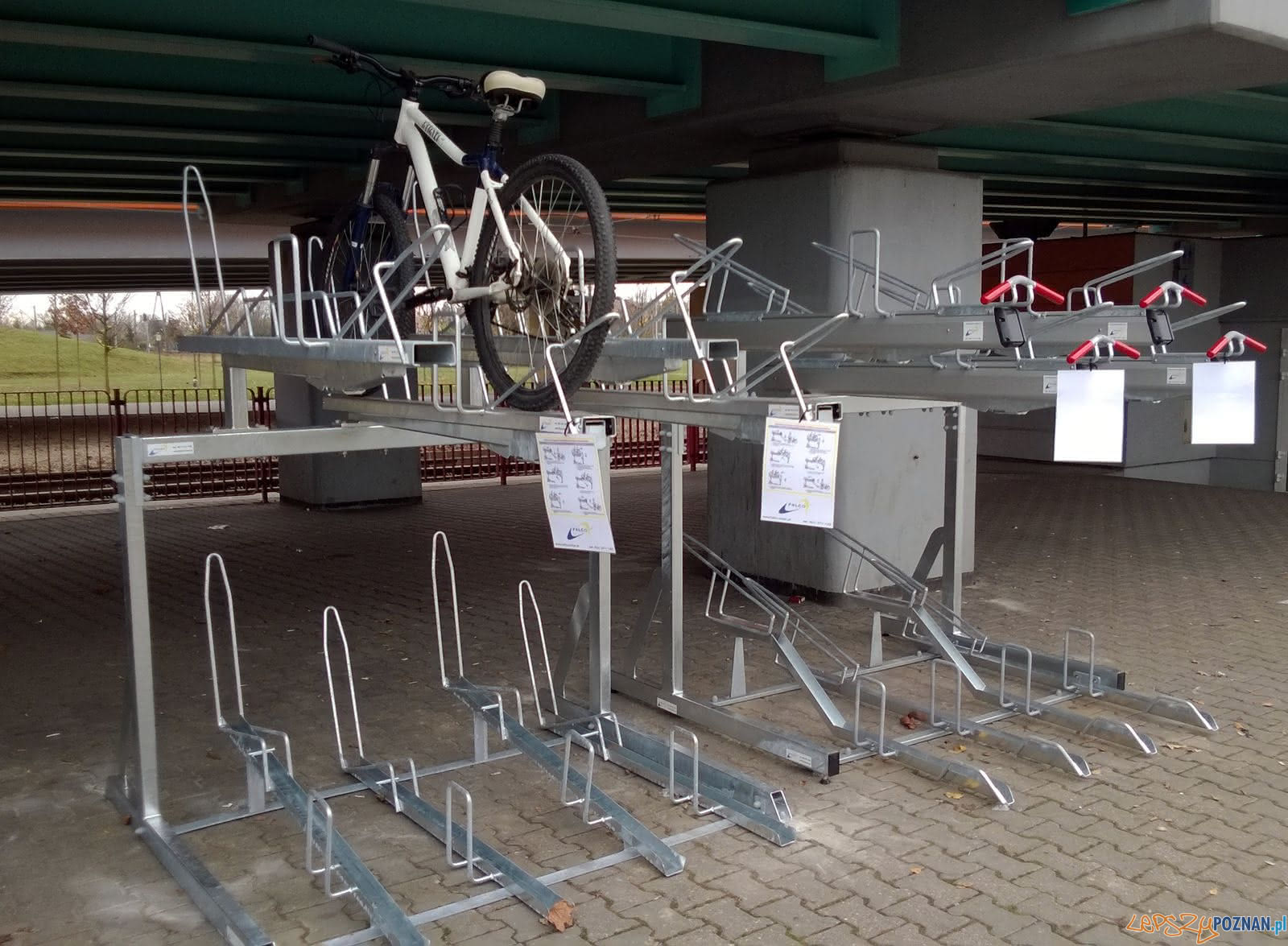 Dwupoziomowy stojak na rowery  Foto: ZTM