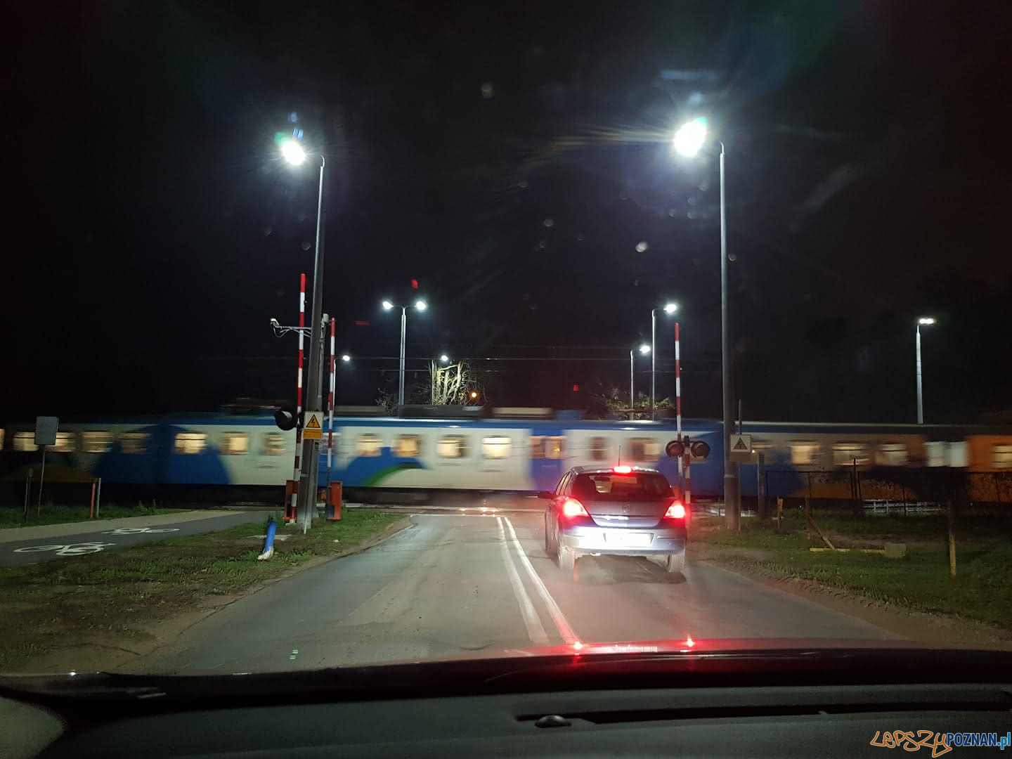 Otwarte rogatki na przejeździe kolejowym przy ulicy Biskupińskiej  Foto: Andrzej Ant / Nieformalna Grupa Strzeszyńska