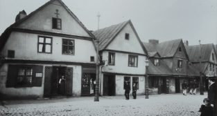 Stare domy przy ul. Chwaliszewo. W drzwiach budynku po lewej nr 7 stoi mistrz siodlarski P. Śliwiński 1899 r fot. ze zb. Archiwum KMP.  Foto: KMP