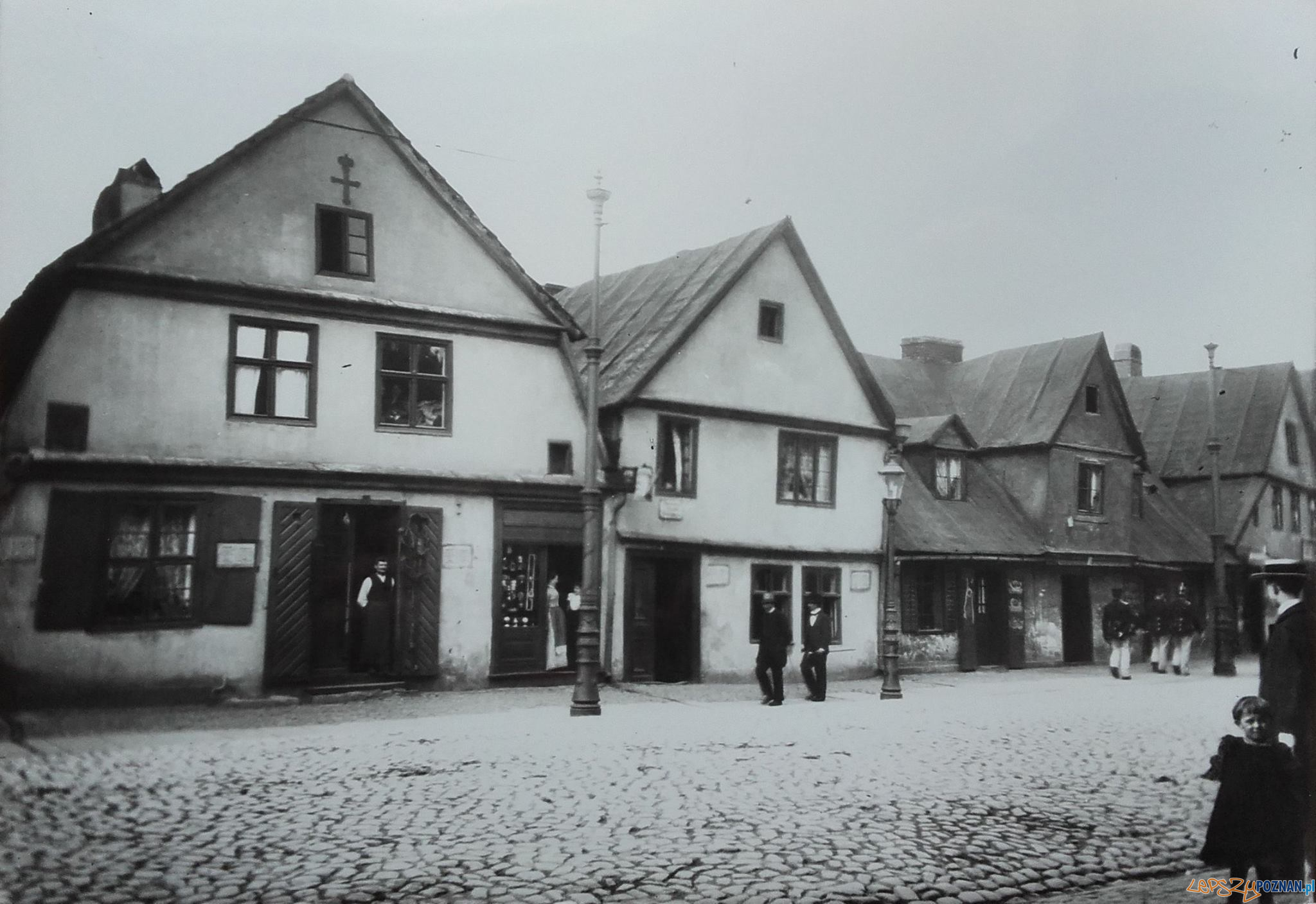 Stare domy przy ul. Chwaliszewo. W drzwiach budynku po lewej nr 7 stoi mistrz siodlarski P. Śliwiński 1899 r fot. ze zb. Archiwum KMP.  Foto: KMP