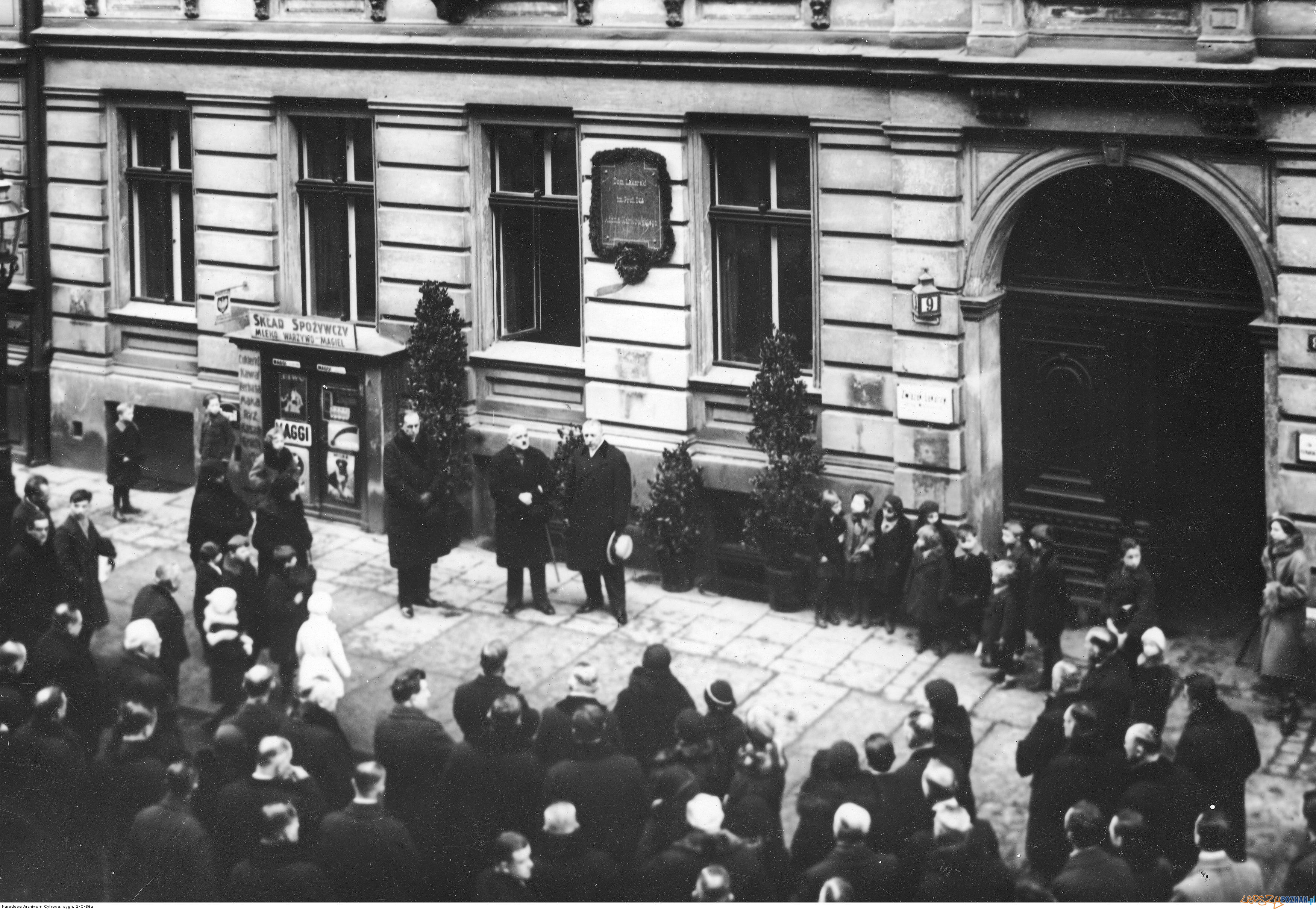 Taczaka / Skarbowa 9, odsłonięcie tablicy pamiatkowej doktora Karwowskiego - 1934  Foto: NAC, lic. CC