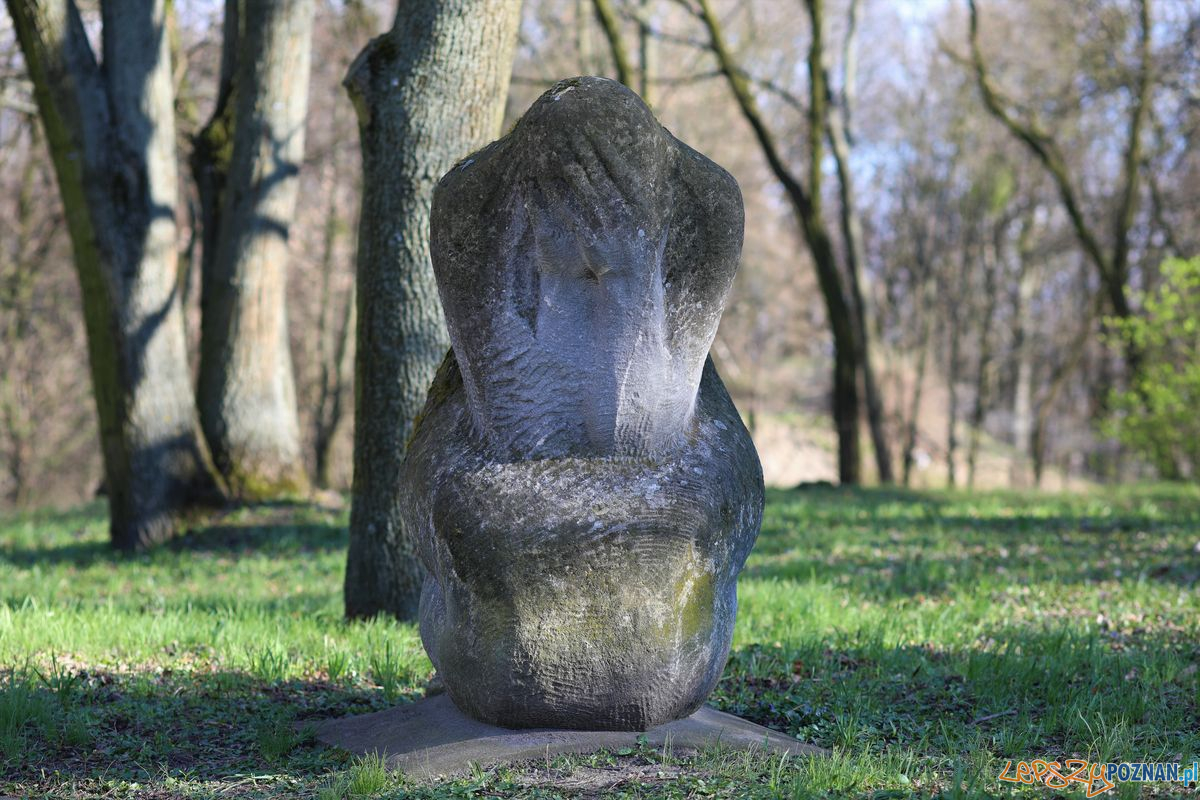Cytadela - rzeźby - Płaczący Kamień  Foto: Tomasz Dworek