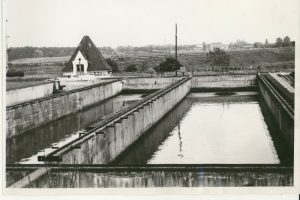 Osadniki i przepompownia osadu surowego na terenie Lewobrzeżnej Oczyszczalni Ścieków 1943 r.  Foto: Archiwum Aquanetu