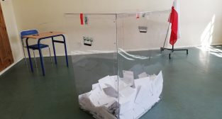 Wybory - urna wyborcza  Foto: Tomasz Dworek