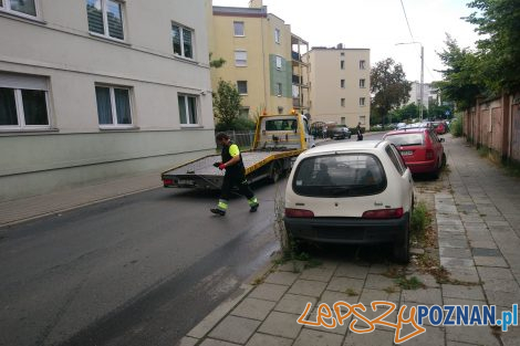 Wilda - Straż Miejska wywozi wraki  Foto: Straż Miejska