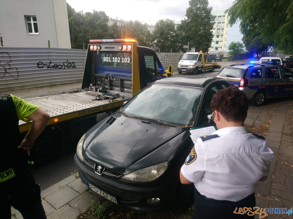 Wilda - Straż Miejska wywozi wraki  Foto: Straż Miejska