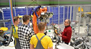Kształcenie zawodowe w Volkswagen Poznań Foto: mat. prasowe Kształcenie zawodowe w Volkswagen Poznań Foto: mat. prasowe