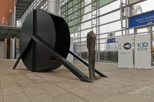 Standing Figure with Wheel I - M. Abakanowicz  Foto: materiały prasowe / UA