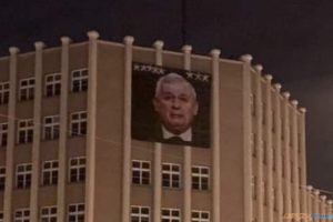 Kaczyński na banerze  Foto: Nierormalna Grupa Jeżycka / fb