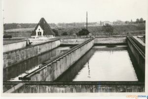 Osadniki i przepompownia osadu surowego na terenie Lewobrzeżnej Oczyszczalni Ścieków 1943 r.  Foto: Aquanet / materiały prasowe