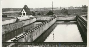 Osadniki i przepompownia osadu surowego na terenie Lewobrzeżnej Oczyszczalni Ścieków 1943 r.  Foto: Aquanet / materiały prasowe