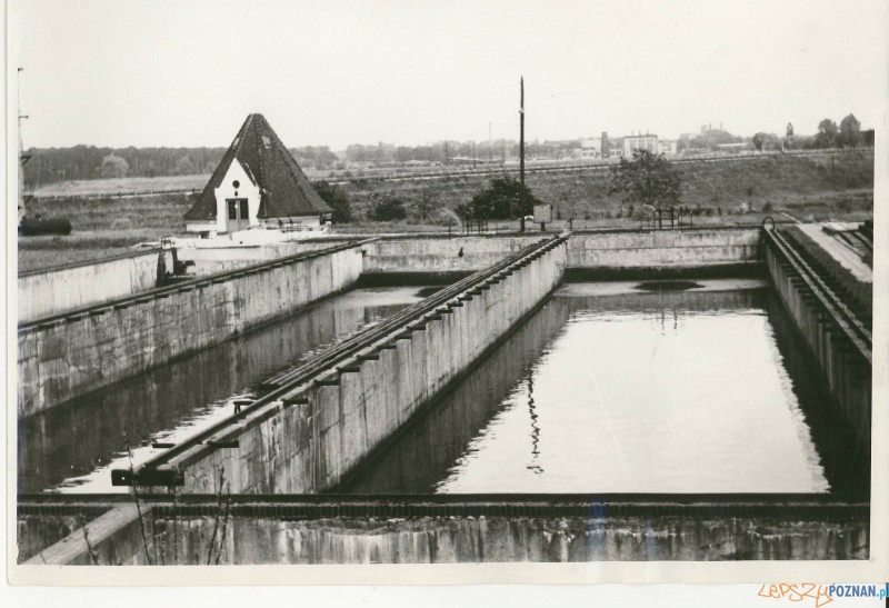 Osadniki i przepompownia osadu surowego na terenie Lewobrzeżnej Oczyszczalni Ścieków 1943 r.  Foto: Aquanet / materiały prasowe