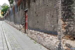 Mur oporowy na Wzgórzu Przemysła z wejściem do schronu  Foto: Rada Osiedla Stare Miasto