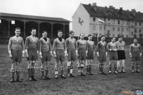 Mecz piłki nożnej Warta Poznań - SC Union Oberschoneweide Berlin w Poznaniu. Na zdjęciu drużyna gości 28 marca 1937 [NAC]  Foto: NAC / domena publiczna