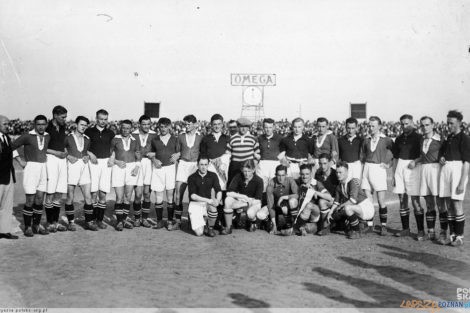 Mecz piłki nożnej Warta Poznań - Philips Eindhoven na stadionie przy ul. Rolnej. Był to pierwszy mecz w Polsce transmitowany przez radio NAC  Foto: NAC / domena publiczna