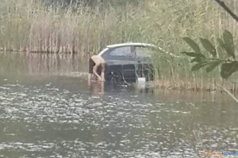 Umył samochód w jeziorze  Foto: fb/Hejted Oborniki