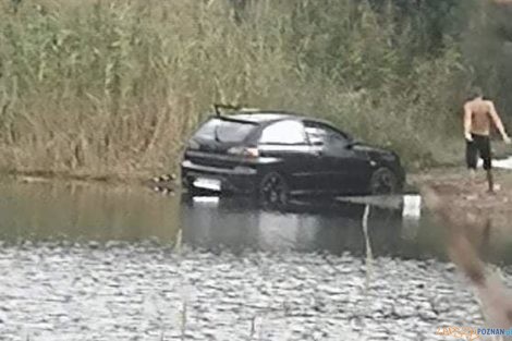 Umył samochód w jeziorze  Foto: fb/Hejted Oborniki