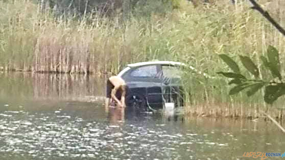 Umył samochód w jeziorze  Foto: fb/Hejted Oborniki