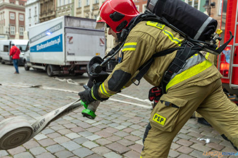 Ćwiczenia Strażaków na Starym Rynku  Foto: lepszyPOZNAN.PL/Piotr Rychter