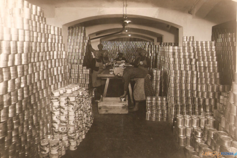 Pudliszki Fabryka konserw, magazyn pełnych puszek około 1927 [Pudliszki]  Foto: 